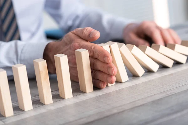 Concetto di controllo aziendale arrestando l'effetto domino — Foto Stock