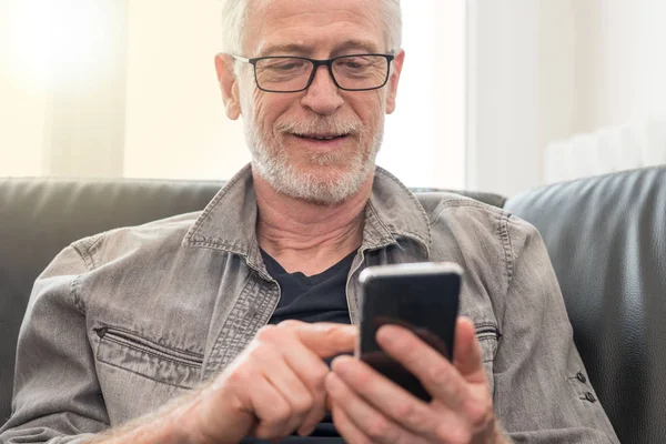 Olgun adam onun telefon, ışık efekti kullanarak portresi — Stok fotoğraf