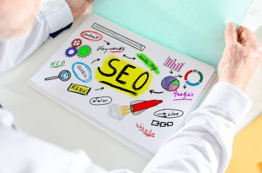 Bir kağıt üzerinde SEO kavramı