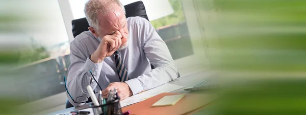 Stanco uomo d'affari strofinando gli occhi — Foto Stock