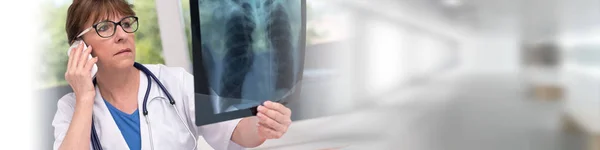 Жінка Доктор Вивчає рентгенівський звіт — стокове фото