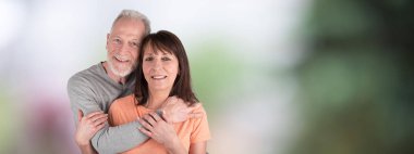 Birbirimizi kucaklama kıdemli mutlu çift