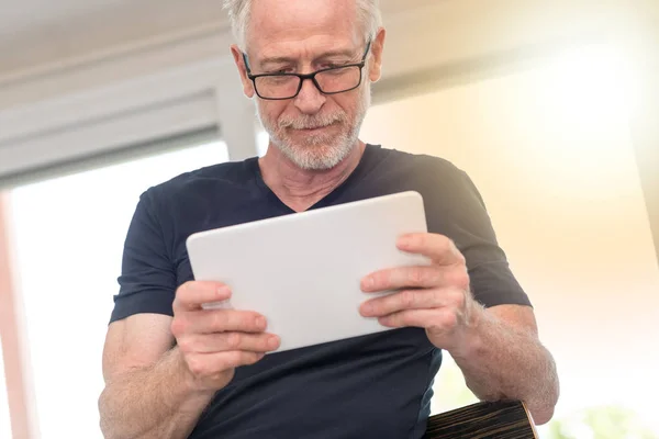 Volwassen man met digitale tablet, lichteffect — Stockfoto