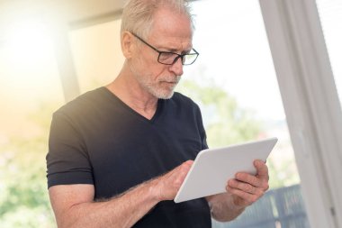 Olgun adam dijital tablet, ışık efektini kullanma