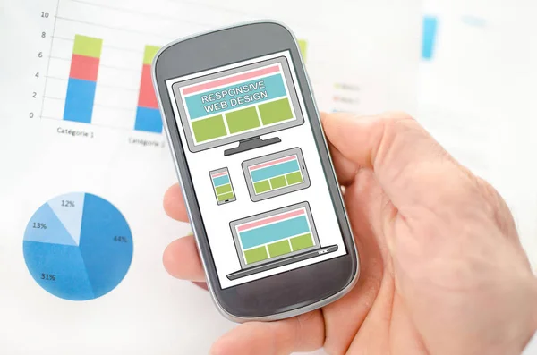 スマート フォンでレスポンシブ デザイン コンセプト — ストック写真