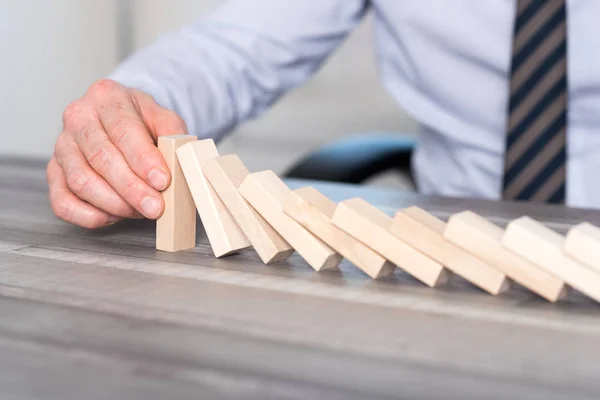 Concetto di controllo aziendale arrestando l'effetto domino — Foto Stock