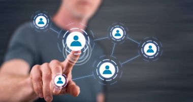 Sosyal medya ağı bir dokunmatik ekran üzerinde dokunmadan adam