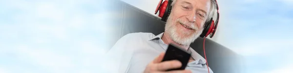 Современный взрослый мужчина слушает музыку на мобильном телефоне — стоковое фото