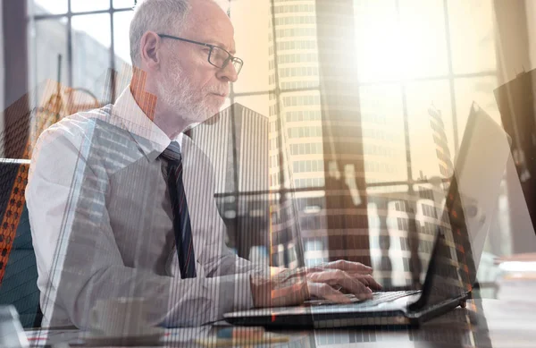 Affärsman som arbetar på laptop, dubbel exponering, ljuseffekt — Stockfoto