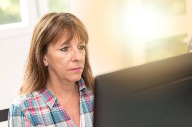 Bilgisayarda, ışık efekti çalışan kadın