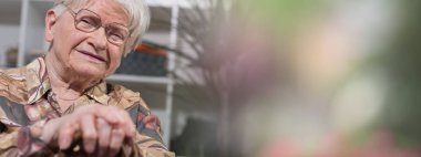 Yaşlı kadın onunla bir baston eller