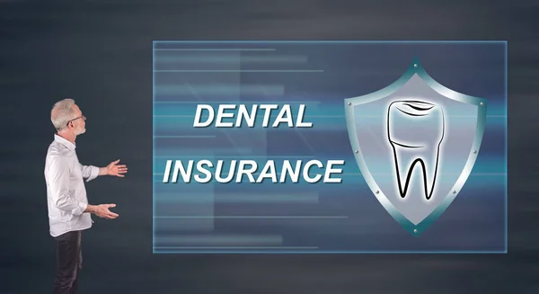 Een tandheelkundige verzekering concept presenteren op een muur scre zakenman — Stockfoto