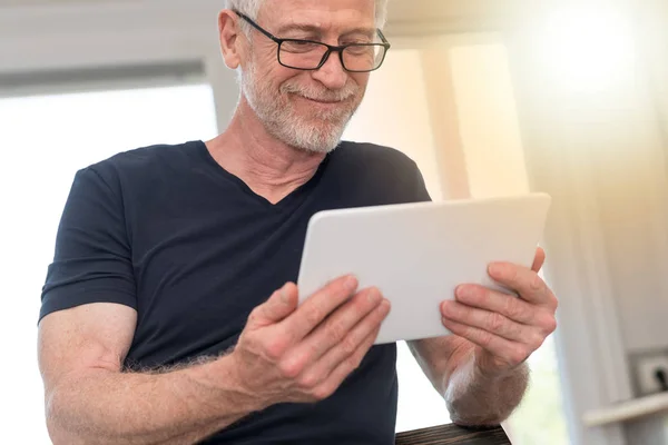 Volwassen man met digitale tablet, lichteffect — Stockfoto