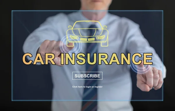 Homem tocando um conceito de seguro de carro em uma tela sensível ao toque — Fotografia de Stock