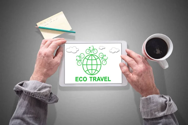 Környezetbarát utazási koncepció egy tabletta — Stock Fotó