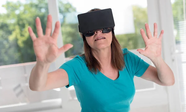 Mujer usando un auricular de realidad virtual —  Fotos de Stock