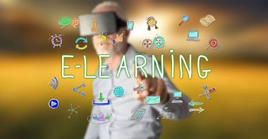 Bir e-öğrenme con dokunmadan bir gerçeklik sanal kulaklık giyen adam