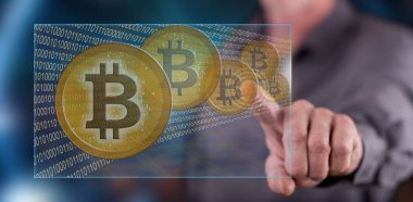 Adam bir bitcoin para birimi kavramı bir dokunmatik ekran üzerinde dokunmadan