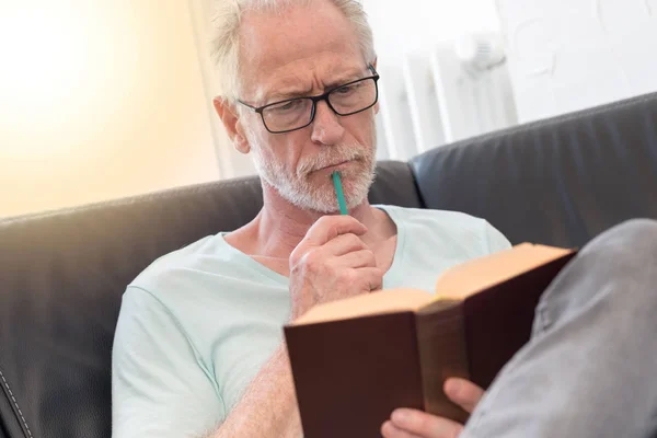 Ritratto di uomo maturo premuroso che legge un libro, effetto luce — Foto Stock