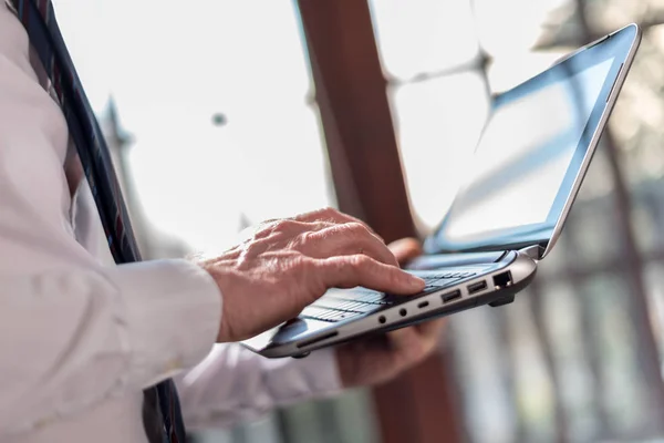 Uomo d'affari che lavora su laptop — Foto Stock