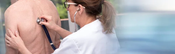 Arts met behulp van de stethoscoop naar examen patiënt — Stockfoto
