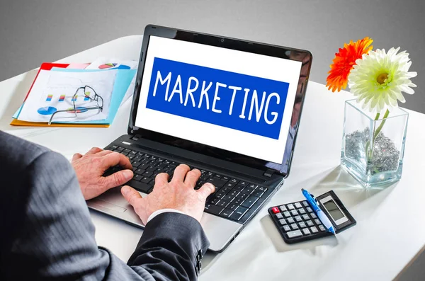 Concepto de marketing en una pantalla portátil — Foto de Stock