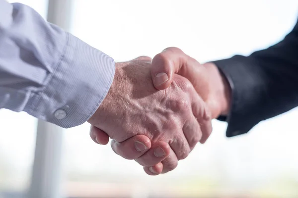 Due uomini che stringono la mano in ufficio — Foto Stock