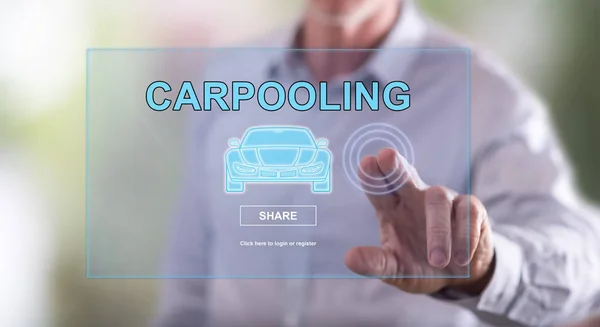 Uomo che tocca un concetto di carpooling su un touch screen — Foto Stock