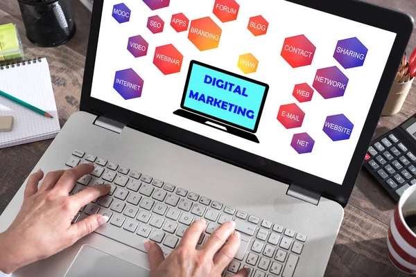 Digitale marketingconcept op een laptop scherm — Stockfoto