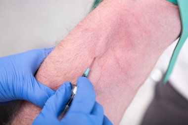 Bir kateter kolundan enjeksiyon