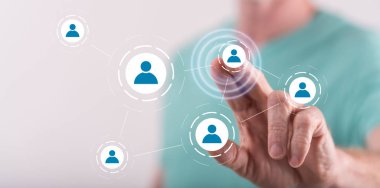 Sosyal medya ağı bir dokunmatik ekran üzerinde dokunmadan adam