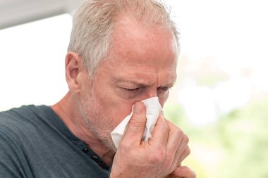 Adam burnunu siliyor.