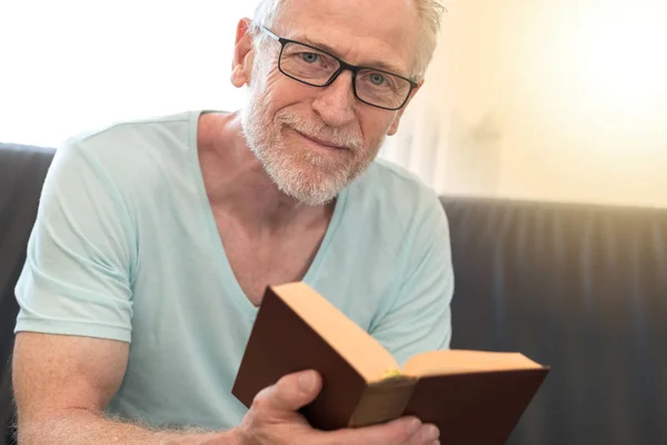 Okuma bir kitap, ışık efekti olgun adam portresi — Stok fotoğraf