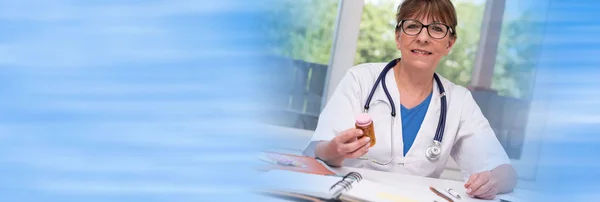 Жінка-лікар тримає пляшку таблеток — стокове фото