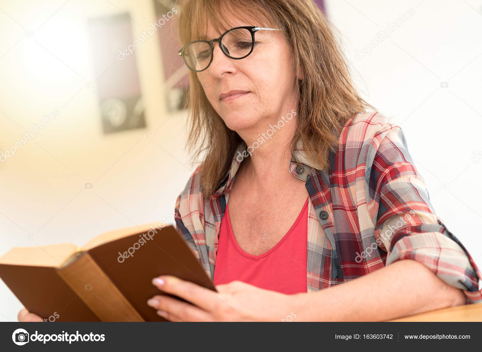 Qué estará haciendo ahora...? - Página 2 Depositphotos_163603742-stock-photo-mature-woman-reading-a-book