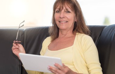 Olgun kadın tablet kullanma