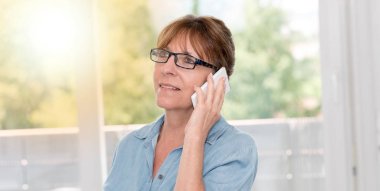 Olgun kadın üstünde hareket eden telefon, ışık etkisi söz