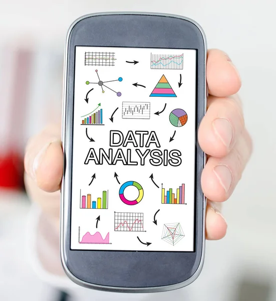 Conceito de análise de dados em um smartphone — Fotografia de Stock