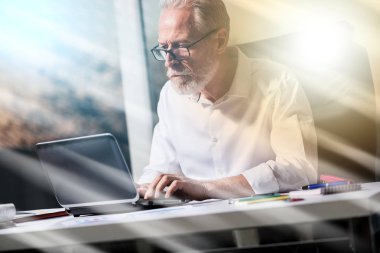 Ofis, ışık efekti dizüstü bilgisayarda çalışan üst düzey iş adamı