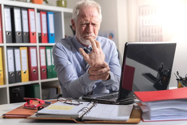 Uomo d'affari che soffre di dolore al polso — Foto Stock