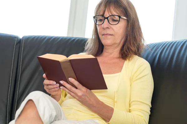 Dojrzała kobieta czytająca książkę — Zdjęcie stockowe