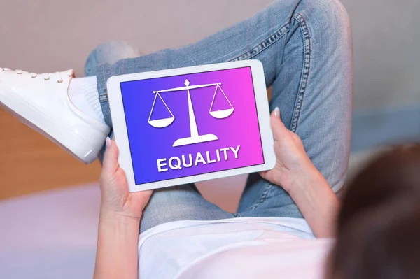 Концепція рівності на планшеті — стокове фото