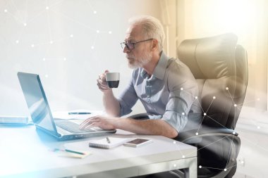 Dizüstü bilgisayar, ışık efekti çalışan üst düzey işadamı portresi, 