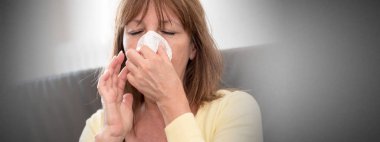 Olgun kadın onun burun üfleme