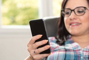 Cep telefonu kullanan genç kadın.