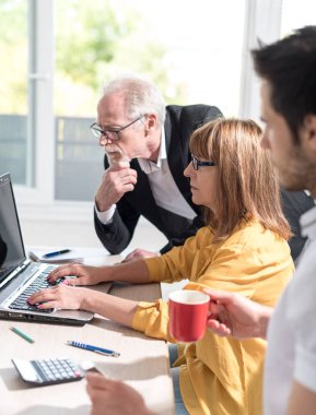 İş adamları birlikte çalışıyor.