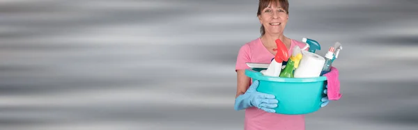 Ama de casa sosteniendo un cubo con equipo de limpieza —  Fotos de Stock