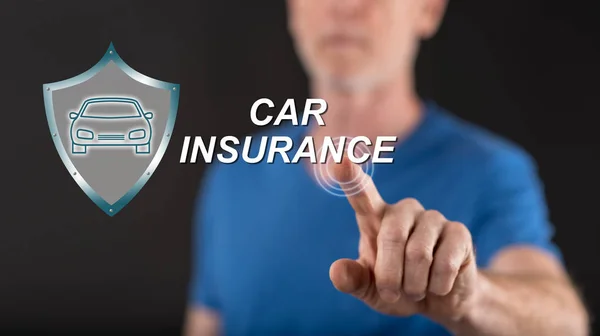 Człowiek, dotykając pojęciem ubezpieczenia samochodów na ekranie dotykowym — Zdjęcie stockowe