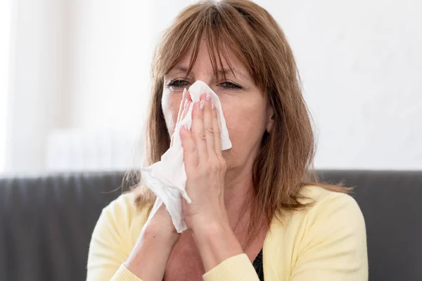 Mujer sonándose la nariz — Foto de Stock