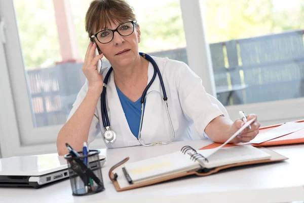 Vrouwelijke arts praten op mobiele telefoon — Stockfoto